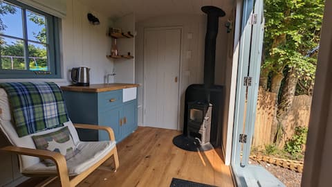 Successful Airbnb property: Little Lantic - Shepherd’s Hut in Fowey