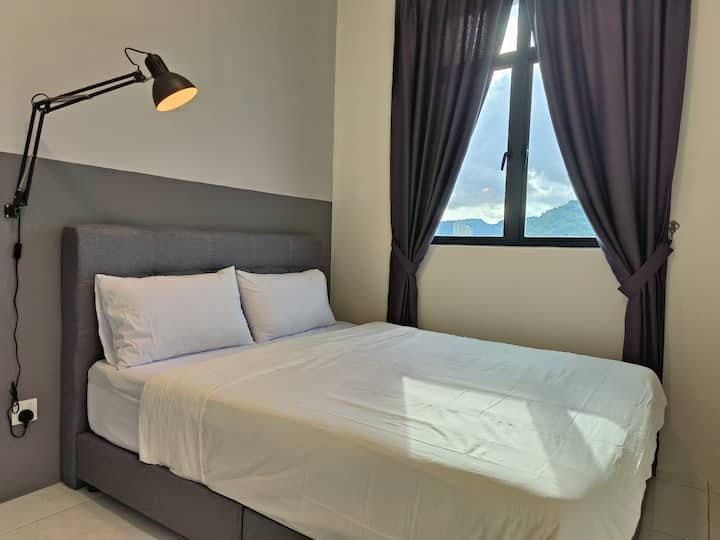 Habitación en la segunda cama:
1 cama tamaño queen.
- Aire acondicionado 
- Ventiladores de techo.