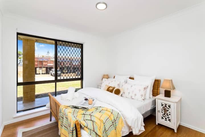 "Rilassati e rilassati: rilassati nel tuo letto a due piazze dopo una giornata di divertimento al sole!"