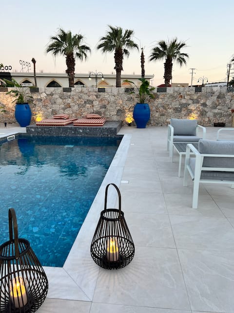 Cora May Central Villa with private pool 200mbeach