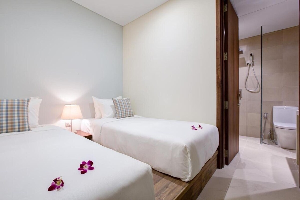 ห้องนอนที่ 2 พร้อมเตียงแฝดและห้องน้ำส่วนตัว 