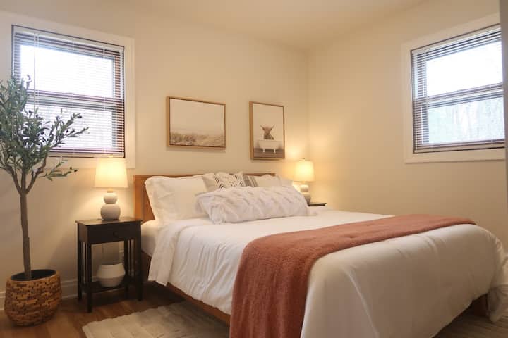 Chumba cha kulala cha ghorofa ya kwanza kilicho na kitanda cha ukubwa wa malkia