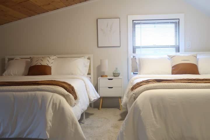 Sehemu ya roshani yenye vitanda 2 vya ukubwa wa malkia