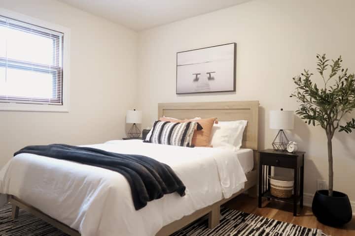 Chumba cha kulala cha ghorofa ya kwanza kilicho na kitanda cha ukubwa wa malkia.