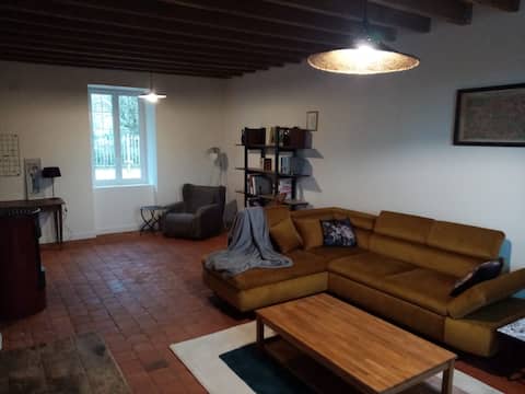 Annonce Airbnb populaire: Country house overlooking the Amognes à Nièvre