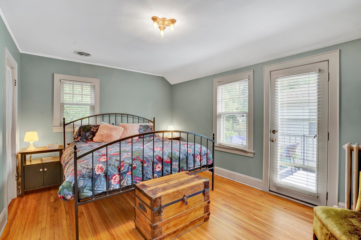 Основна спалня с двойно легло и води до балкон. 