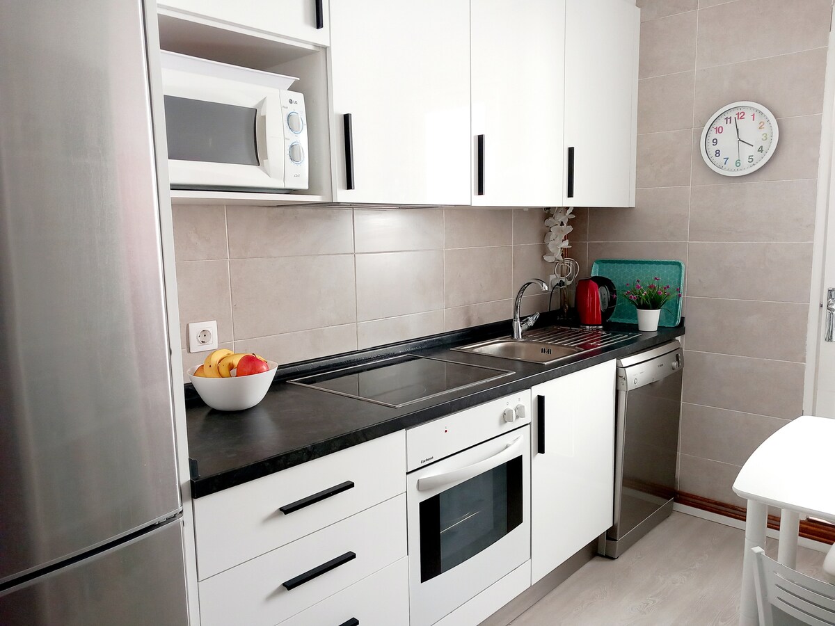 Top performing Airbnb: Bright and clean 2 bedroom apartment in El Rabal