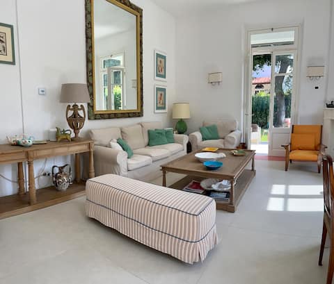 Proprietà Airbnb di successo: Luxury Villa in Via Roma Imperiale a Forte Dei Marmi