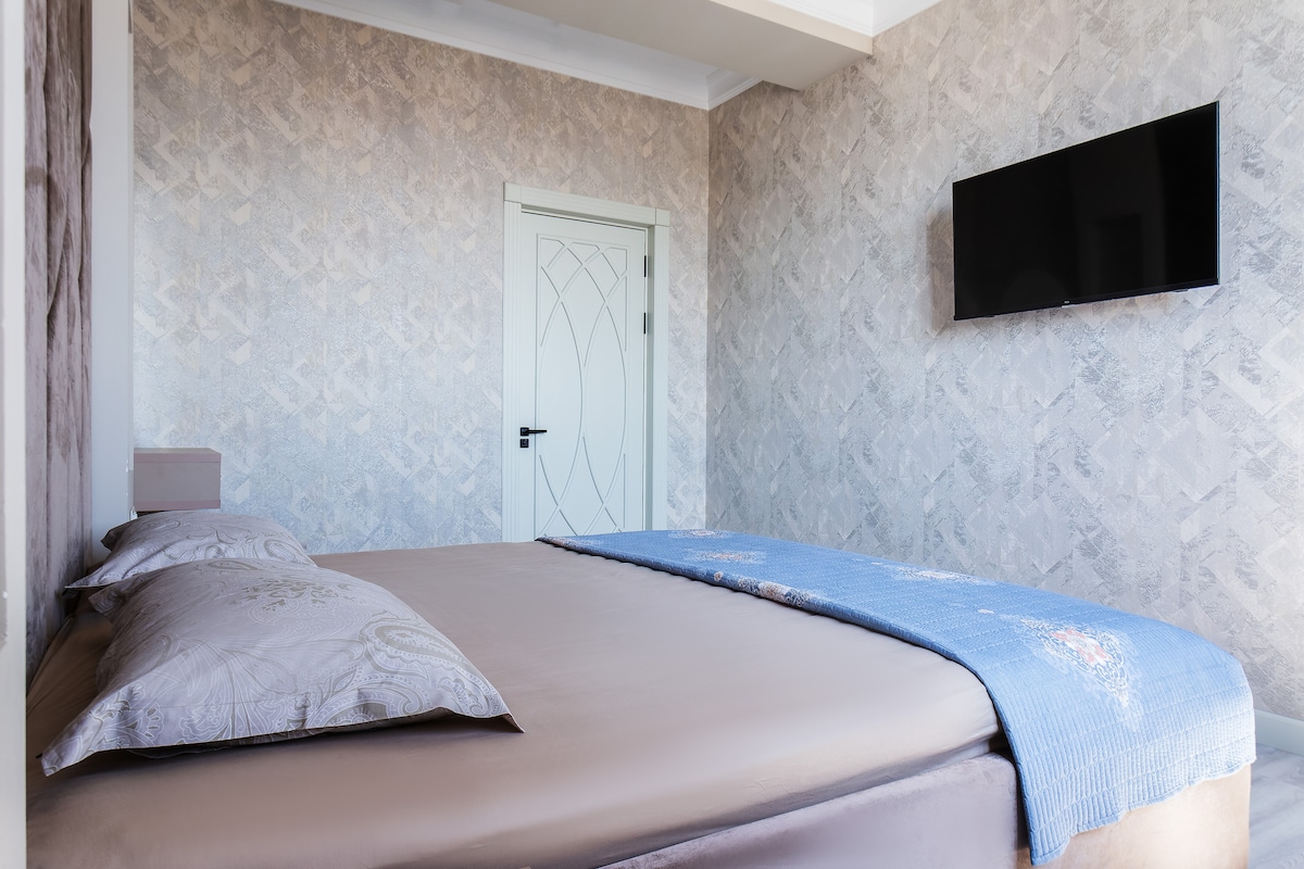 سرير كبير ومريح مع مرتبة لتقويم العظام هو المكان المثالي لإقامة رائعة!