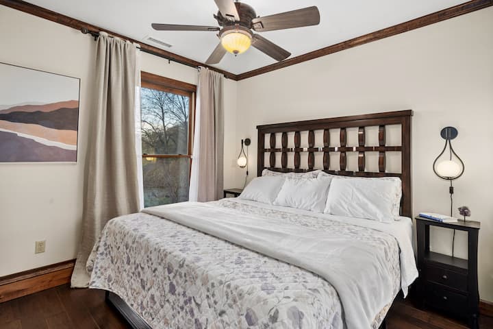 ห้องนอนชั้นล่างพร้อมเตียงคิงไซส์และวิว