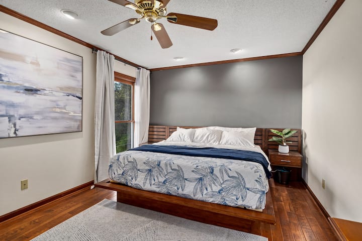 ห้องนอนชั้นบน - เตียงคิงไซส์และวิว