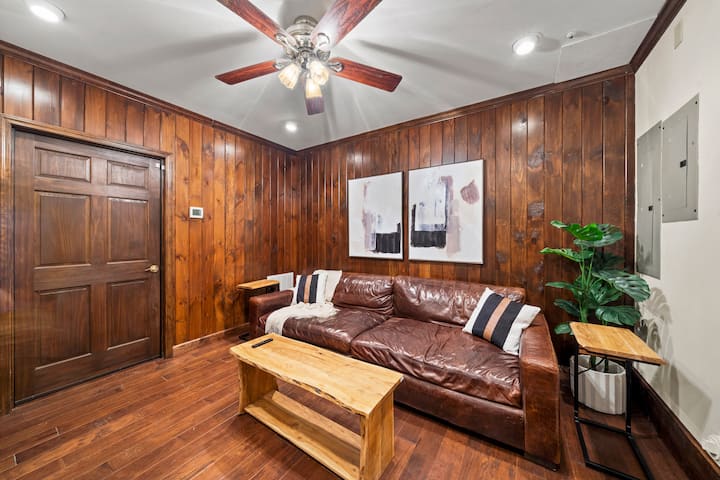 พื้นที่ส่วนกลางชั้นล่างพร้อมสมาร์ททีวี