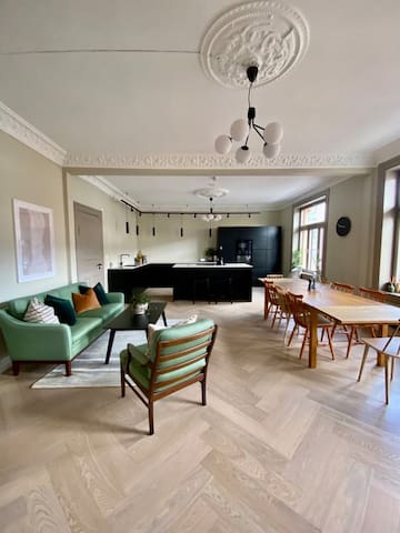 Spacious apartment with free parking & 2 balconies