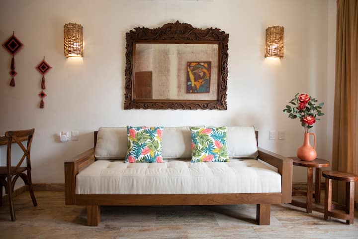 Kila kondo ina kochi kubwa ambalo linajumuisha mashuka ili kukidhi mahitaji ya kulala ya mgeni wa tano.  Sebule ina kiyoyozi na baraza yenye mwonekano wa maisha ya mtaani hapa chini.