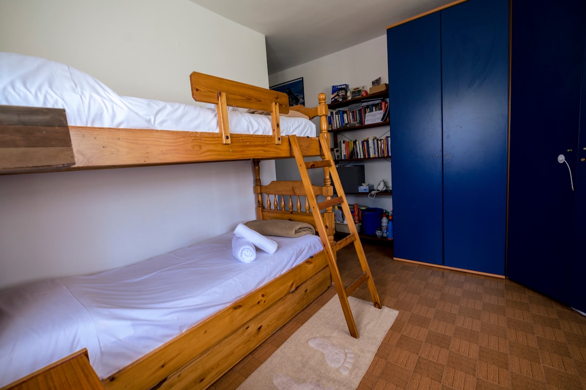 Il letto a castello in pino della seconda camera. In basso il terzo letto a scomparsa (per il settimo ospite) -
Il letto a castello in pino della seconda camera da letto. Sotto il terzo letto pieghevole (per il settimo ospite)