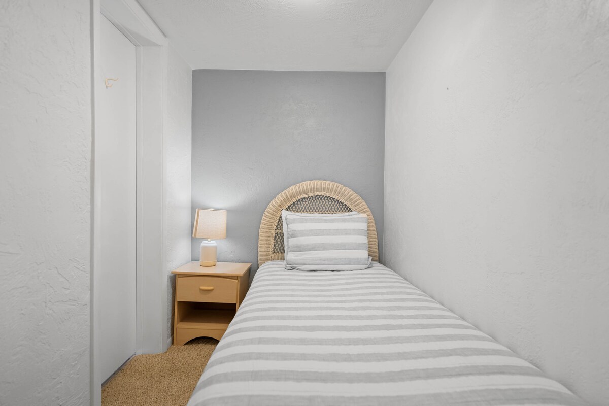 Dodatna fleksibilna soba s bračnim krevetom za djecu ili dodatnog gosta. 