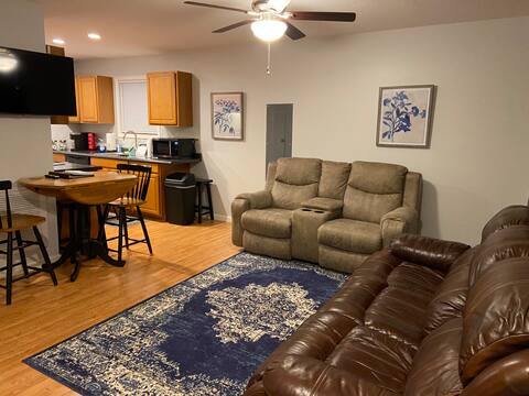 Quiet 2 bedhome less than 2 miles from Downtown