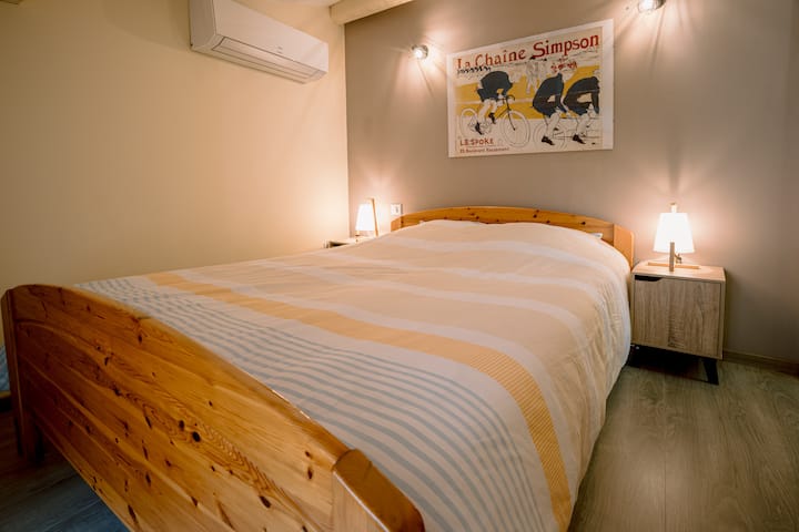 La chambre climatisée, le linge de lit est fourni
