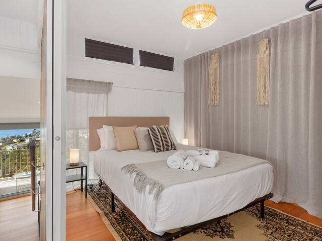 Spectacular Views – 4 Bedrooms – Free Parking gallery image 4