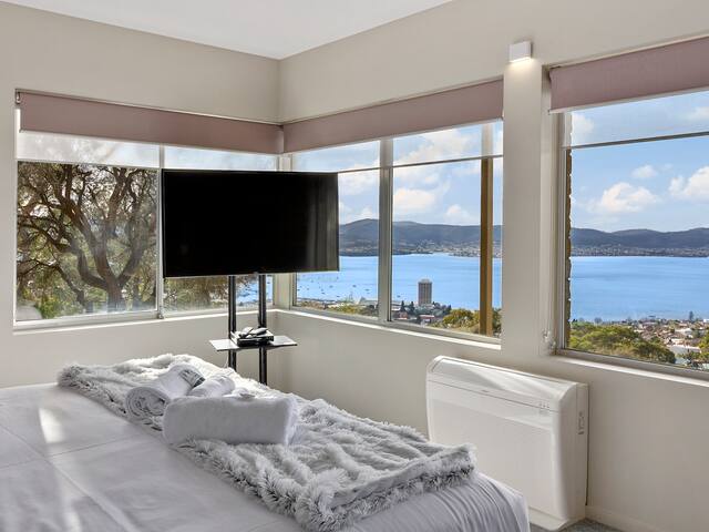 Spectacular Views – 4 Bedrooms – Free Parking gallery image 5
