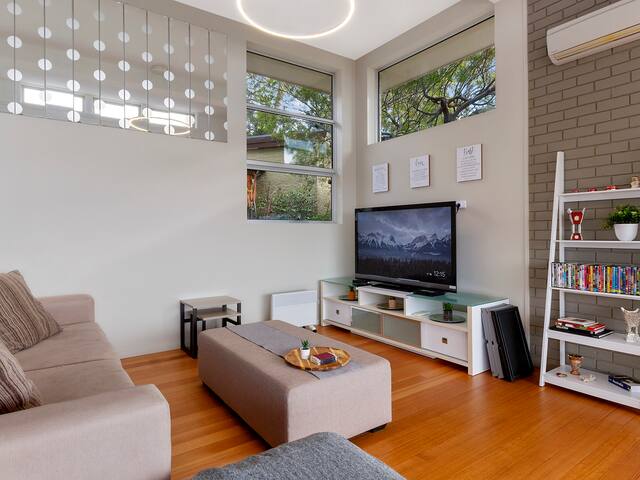 Spectacular Views – 4 Bedrooms – Free Parking gallery image 3