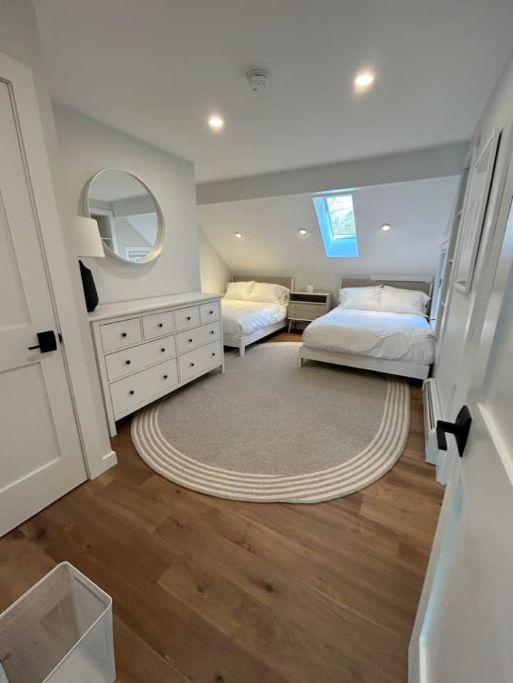 Veľká, druhá spálňa s 2 manželskými posteľami.