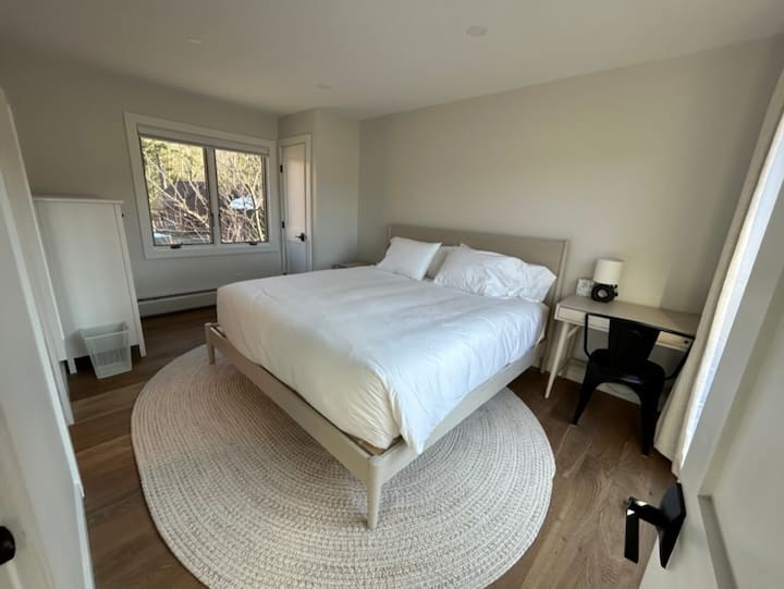 Mimoriadne pohodlná manželská posteľ s luxusnou posteľnou bielizňou.