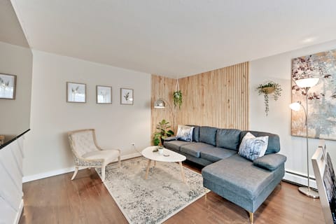 Successful Airbnb property: Chic and Spacious 3-BDRM Retreat near U of A in Allendale