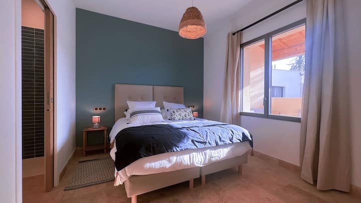 Dhomë në anën e pishinës e larë në dritë