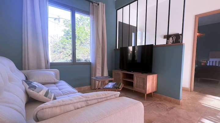 Dhomë ndenjjeje me televizor në kanale kabllore 