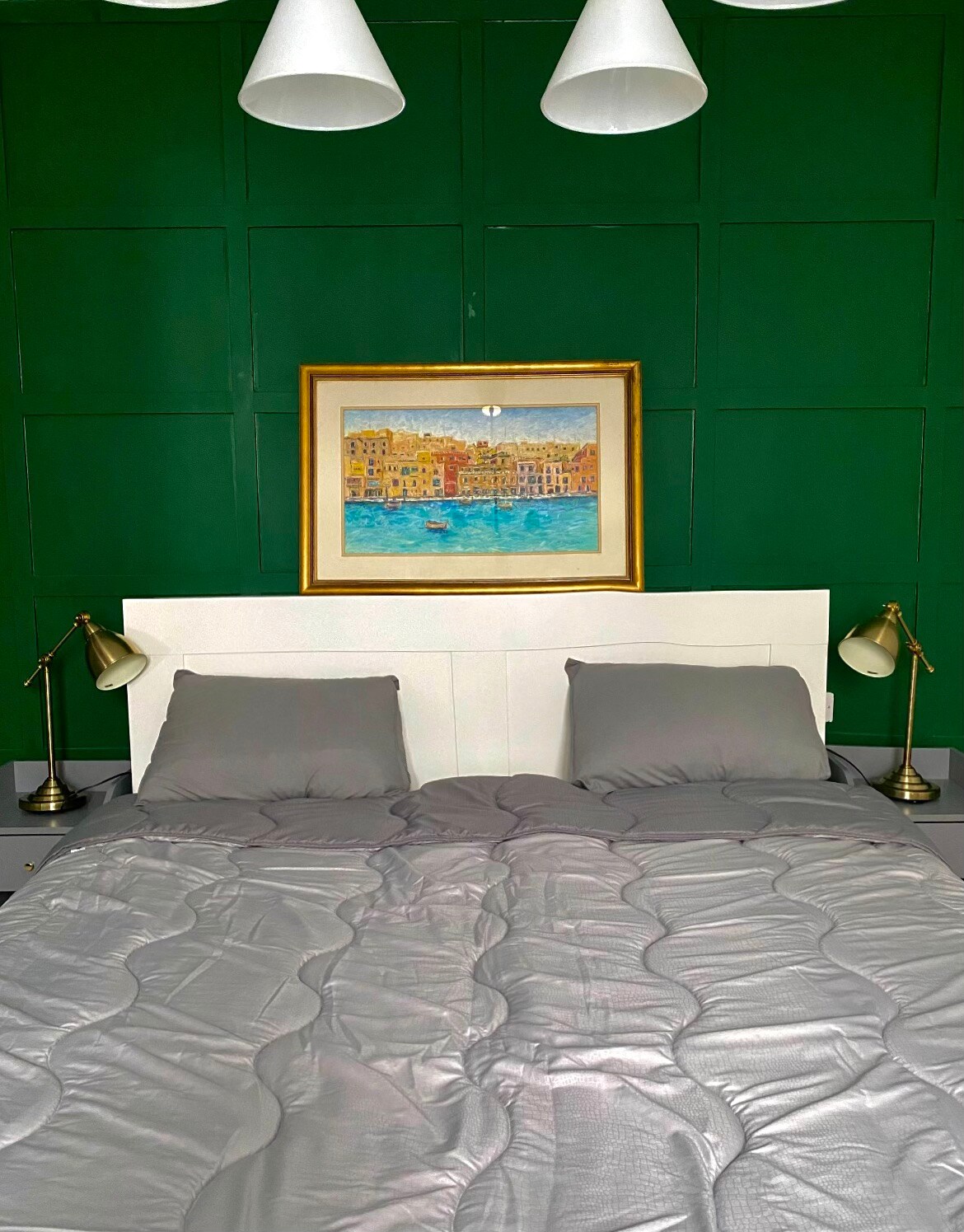 El dormitorio principal tiene una cama tamaño queen con colchón ortopédico y tiene aire acondicionado. El dormitorio tiene un baño privado.