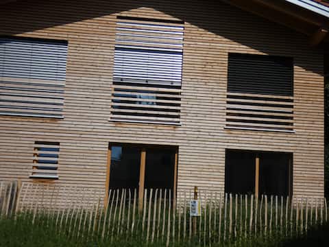 Popular Airbnb listing: Stylish apartment in a prime location in a newly built wooden house in Oberstaufen