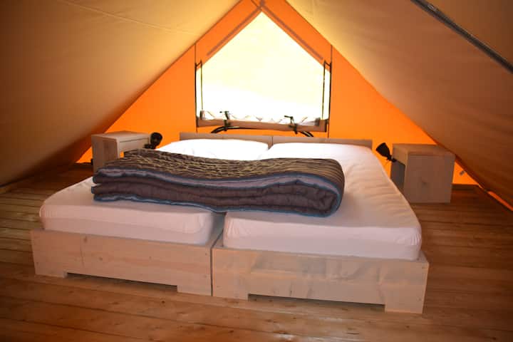 2 единични легла на мецанина, които могат да бъдат събрани или не.