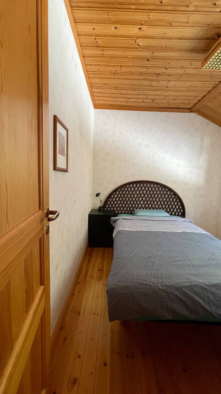 Bedroom 2: Single bed