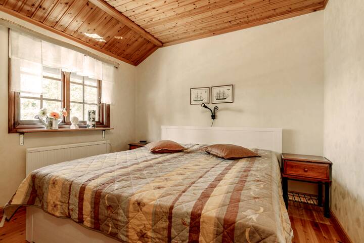 Bedroom 1: Queen bed