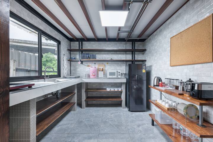 Charming 3-bedroom loft house near BTS Onnut gallery image 5