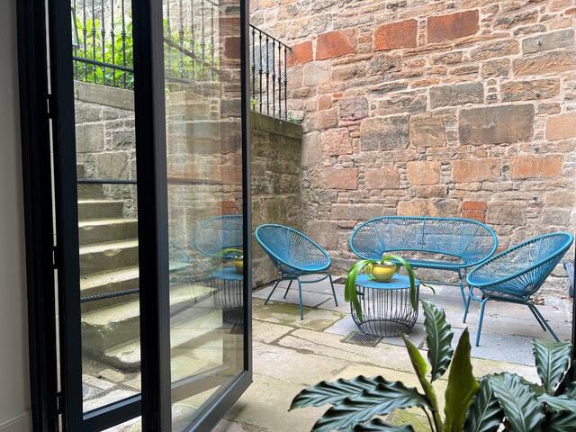 Stylish Georgian city unit gallery image 2