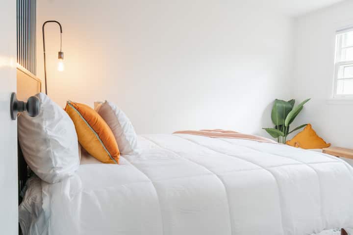 И двете спални са обзаведени с вкус, светли и уютни. Всяко легло е оборудвано със спално бельо с хотелско качество и удобни матраци за абсолютна релаксация.