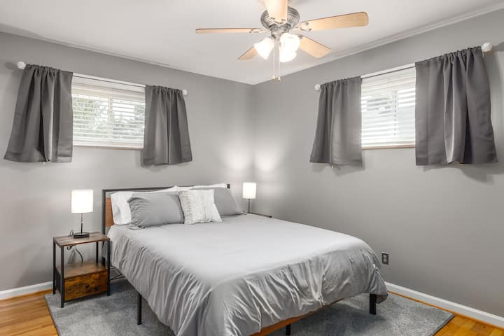 メモリーフォーム・マットレスを備えたクイーンサイズ・ベッド・ベッド・を備えたメインベッドルーム、鏡付きのフルサイズ・ドレッサー、フルバスルームへのアクセスを備えたフルサイズ・ドレッサーを備えたメインベッドルーム。 夜勤の人にぴったりの遮光カーテン！