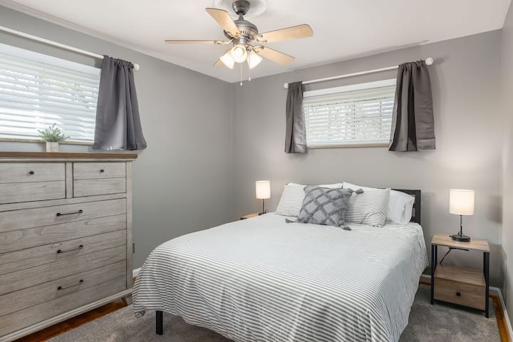 メモリーフォームマットレスを備えたクイーンサイズのベッドと5つの引き出しチェストドレッサーを備えた2つ目のベッドルームの眺め。 遮光カーテン。ナイトスタンドにはUSB/コンセントが内蔵されており、デバイスを簡単に充電できます。