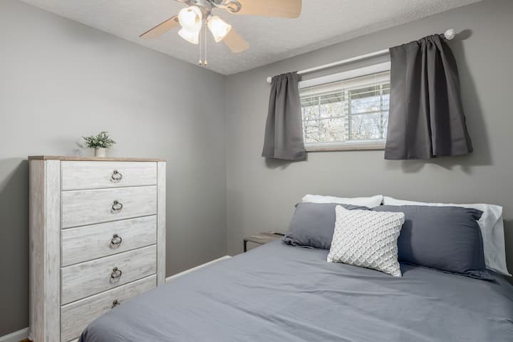 メモリーフォームマットレスを備えたフルサイズベッド、5つの引き出しチェストのドレッサー、USB/コンセントを内蔵した1つのナイトテーブル、遮光カーテンを含む3つ目の寝室。