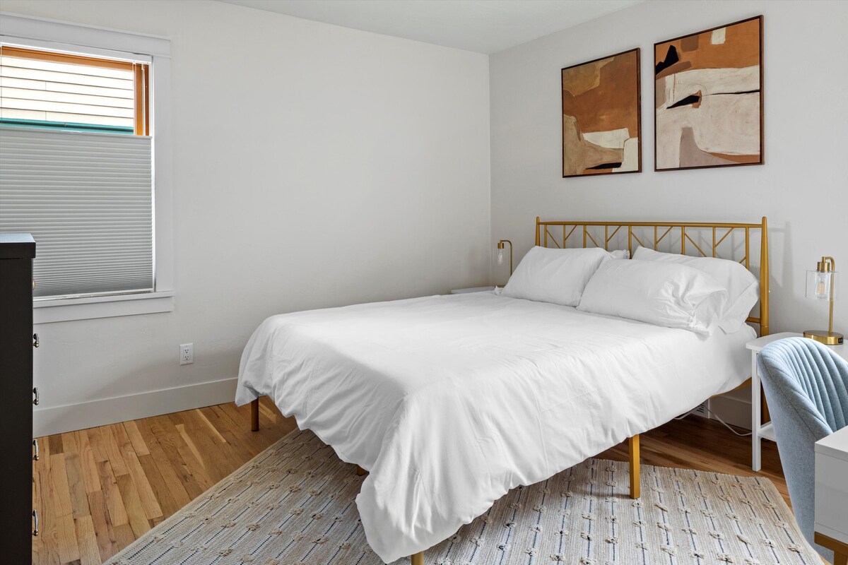 ห้องนอน #1 ที่นอนเมมโมรี่โฟมควีนไซส์ซึ่งเป็นที่นิยมอย่างมากของผู้เข้าพักส่วนใหญ่! สว่างและโปร่งสบายมีม่านบังแสงสำหรับการพักผ่อนในช่วงเวลากลางวันตามความจำเป็น พื้นไม้โอ๊คแท้ในห้องนอนทั้งสองห้องเพิ่งได้รับการตกแต่งใหม่