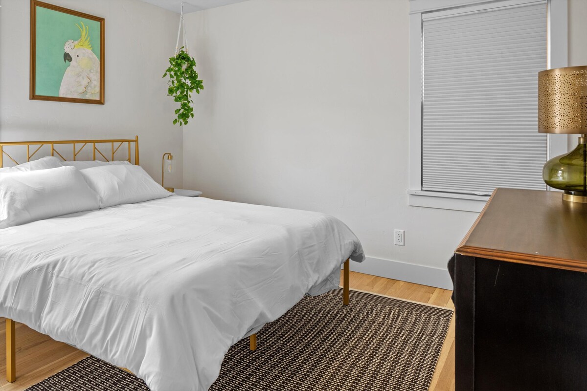 ห้องนอน #2 ที่นอนเมมโมรี่โฟมควีนไซส์ แสงดีเยี่ยมแต่มีม่านบังแสงให้ใช้ตามต้องการ! พื้นไม้โอ๊คแท้ในห้องนอนทั้งสองห้องเพิ่งได้รับการตกแต่งใหม่