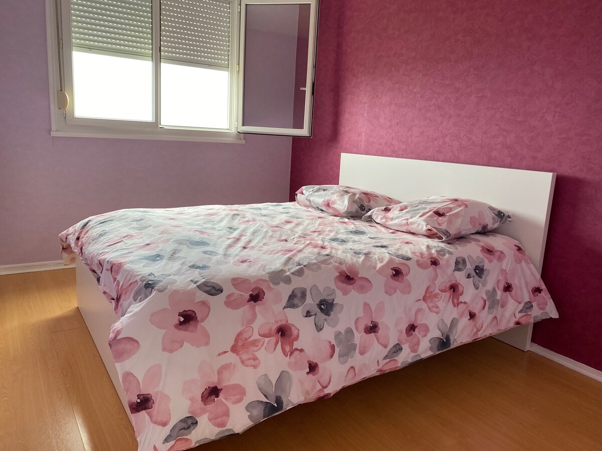 спалня с изглед към Дижон 