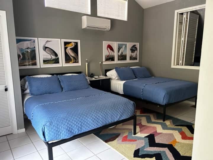 Chambre à l'étage avec deux lits queen. 