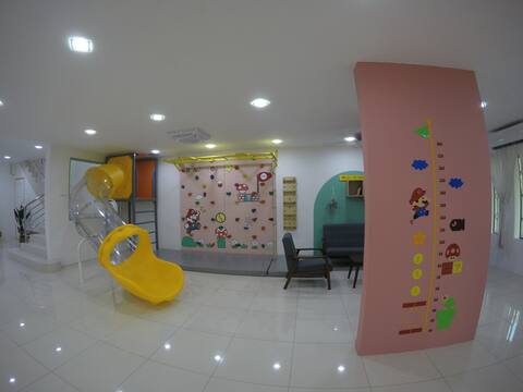 CoCo Fun House Kemaman with Pool and Bathtub