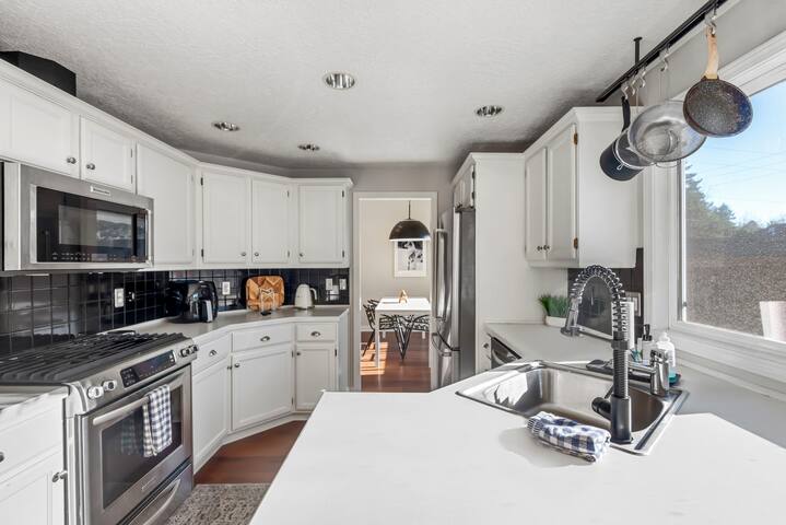 The Leo gallery image 2