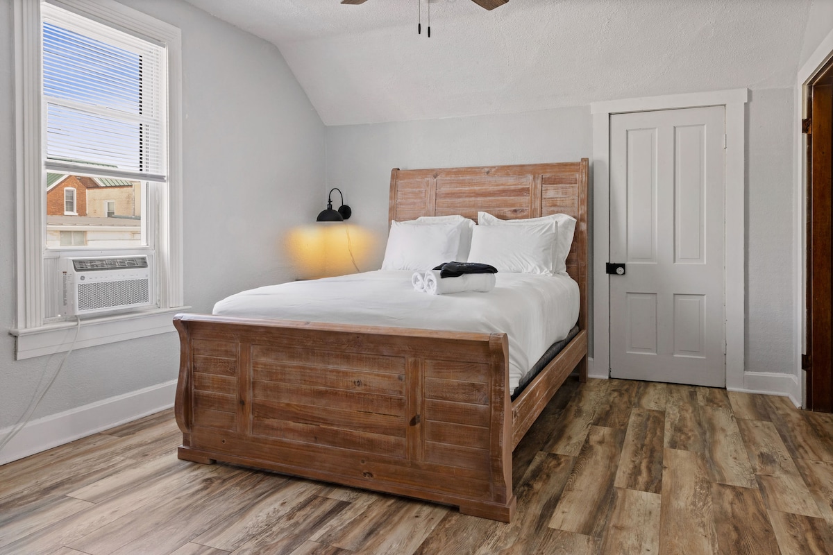 U drugoj spavaćoj sobi nalazi se i udoban madrac s bračnim krevetom i 4 jastuka. Ova soba ima susjednu sobu s 2 odvojena kreveta. Nalazi se na 2. katu.