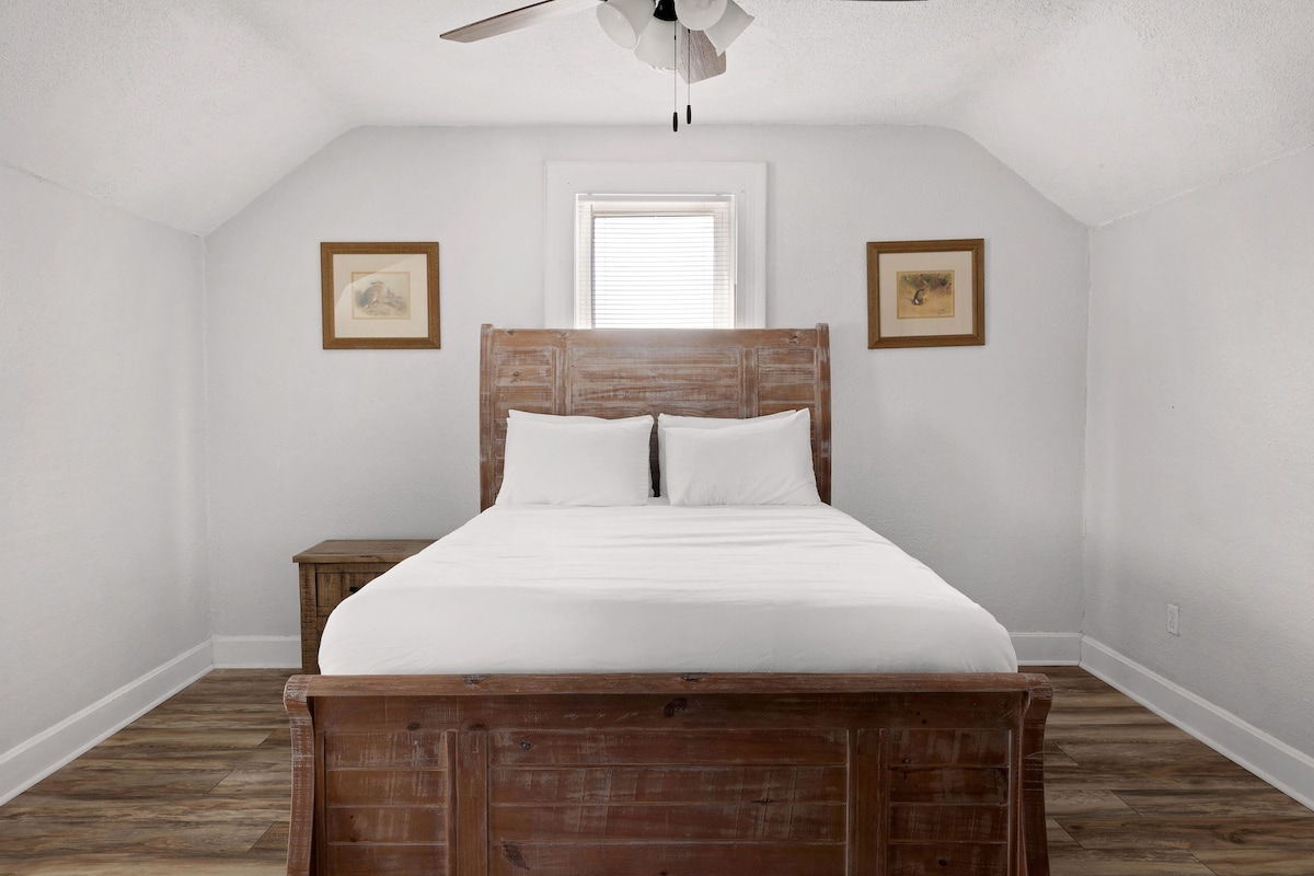 Glavna spavaća soba ima udoban madrac s bračnim krevetom i četiri jastuka za odličan san. Nalazi se na 2. katu.
