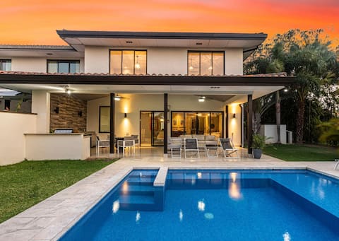 Lake House | Private Pool | Sleeps 12 | Elegant